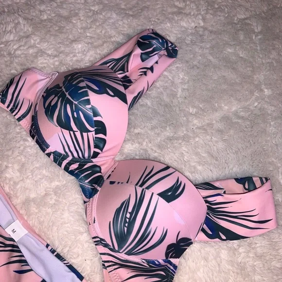 Bikini - Picture 2 of 13